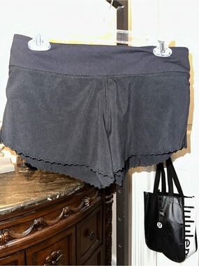 lululemon athletica Black scalloped hem size 6